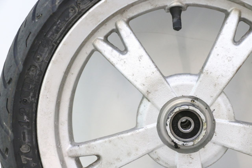 photo de VORDERRADFELGE UND REIFEN PEUGEOT KISBEE 4T 50 (2010 - 2017) - Charakteristische Merkmale