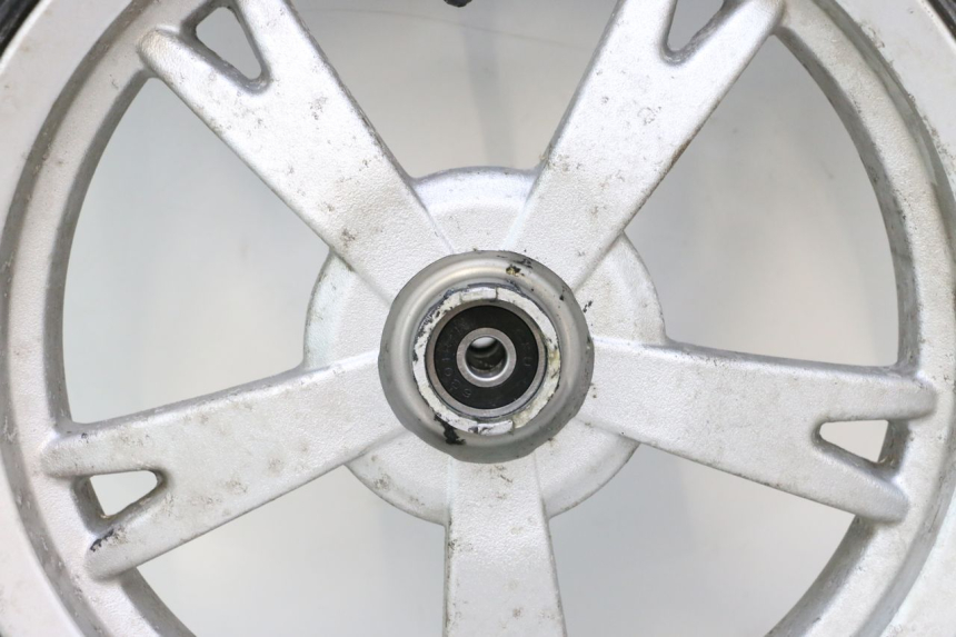 photo de VORDERRADFELGE UND REIFEN PEUGEOT KISBEE 4T 50 (2010 - 2017) - Hochauflösende Nahaufnahme