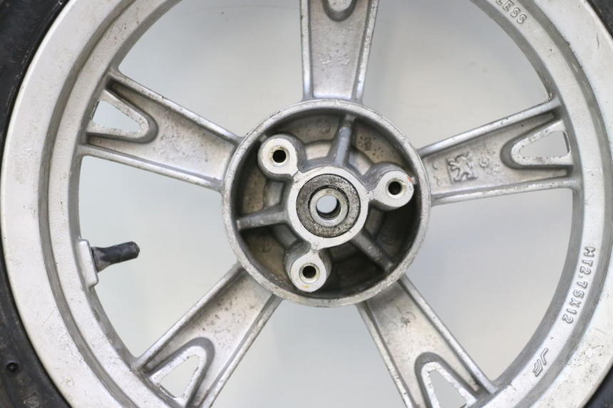 photo de VORDERRADFELGE UND REIFEN PEUGEOT KISBEE 4T 50 (2010 - 2017) - Oberflächenzustand und Material