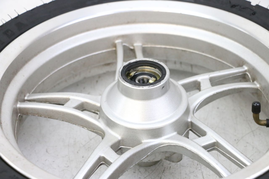 photo de VORDERRADFELGE UND REIFEN LONGJIA SHARPY 125 (2020 - 2024) - Details der Befestigungspunkte