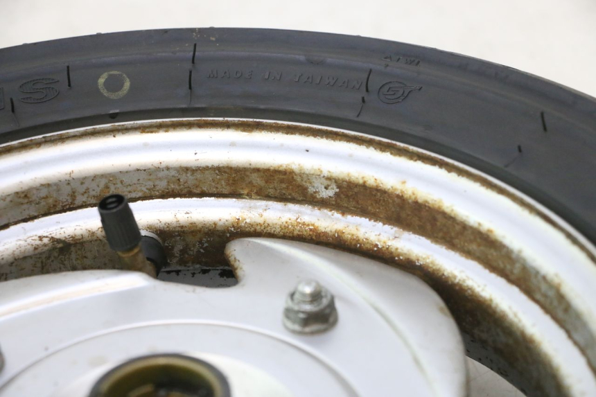 photo de VORDERRADFELGE UND REIFEN SYM MIO 50 (2005 - 2010) - Details der Befestigungspunkte