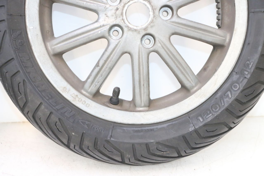 photo de VORDERRADFELGE UND REIFEN PIAGGIO MP3 125 (2006 - 2014) - Details der Befestigungspunkte