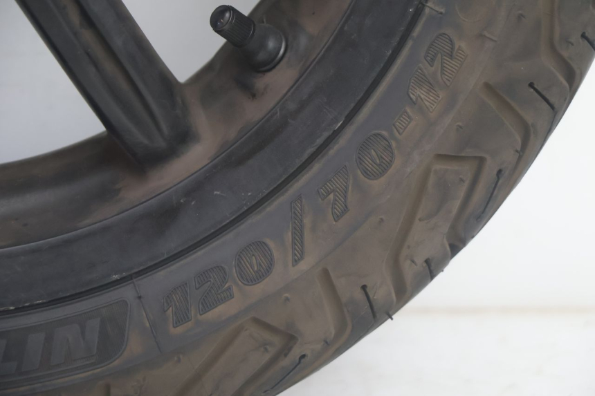 photo de VORDERRADFELGE UND REIFEN PIAGGIO MP3 500 (2011 - 2015) - Hochauflösende Nahaufnahme