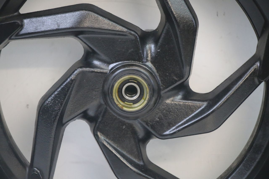 photo de VORDERRADFELGE UND REIFEN SYM ORBIT III 3 4T 50 (2021 - 2025) - Technische Nahaufnahme