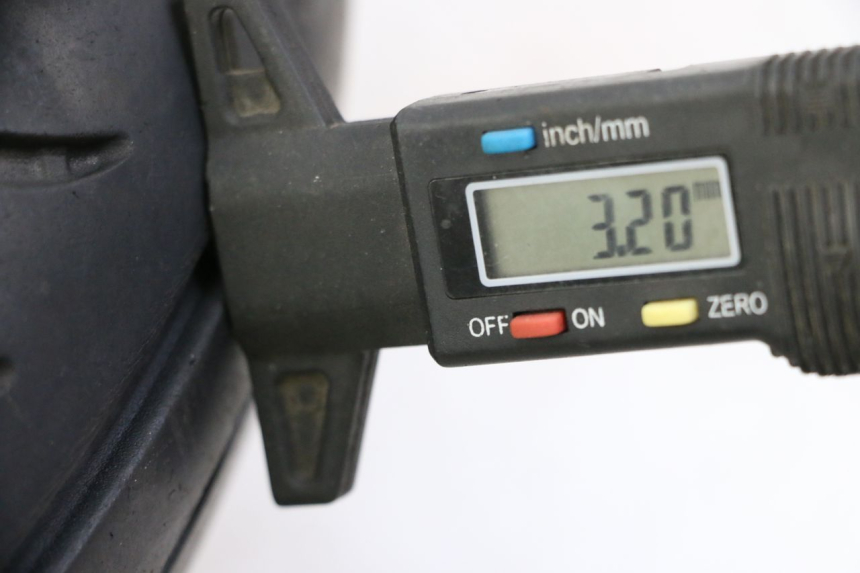 photo de VORDERRADFELGE UND REIFEN PEUGEOT CITYSTAR 125 (2011 - 2017) - Zoom auf Gebrauchszustand