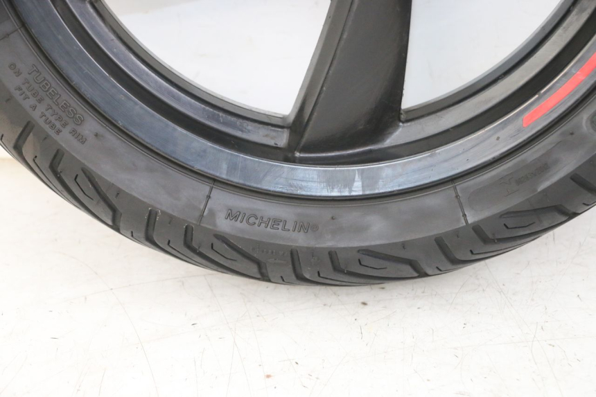 photo de VORDERRADFELGE UND REIFEN PEUGEOT CITYSTAR 2T 50 (2018 - 2021) - Hochauflösende Nahaufnahme