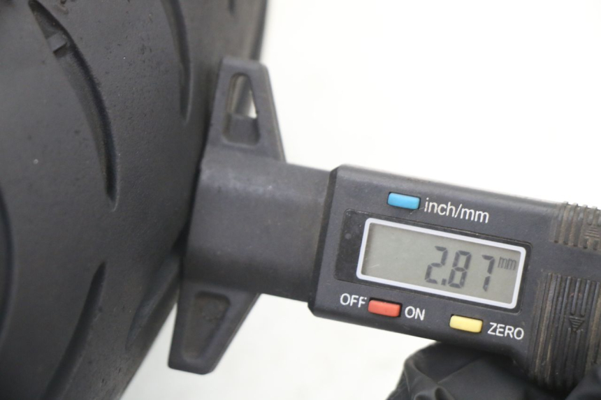 photo de VORDERRADFELGE UND REIFEN PEUGEOT CITYSTAR 2T 50 (2018 - 2021) - Fokus auf die Struktur