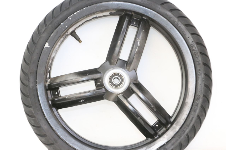 photo de VORDERE FELGE UND REIFEN PEUGEOT LUDIX 50 (2008 - 2017) - Hochauflösende Nahaufnahme