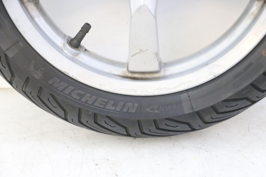 photo de VORDERRADFELGE UND REIFEN PEUGEOT SATELIS 125 (2013 - 2018) - Zoom auf Komponenten