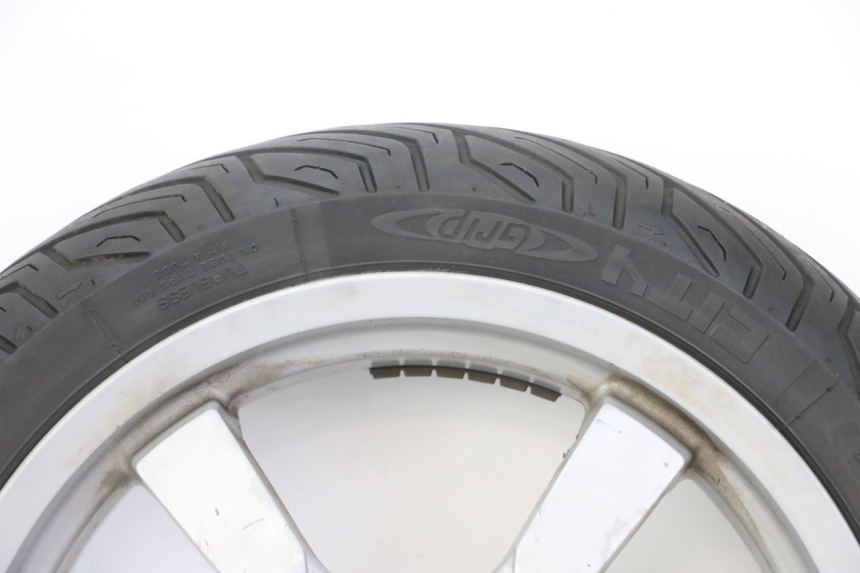 photo de VORDERRADFELGE UND REIFEN PEUGEOT SATELIS 125 (2013 - 2018) - Hochauflösende Nahaufnahme