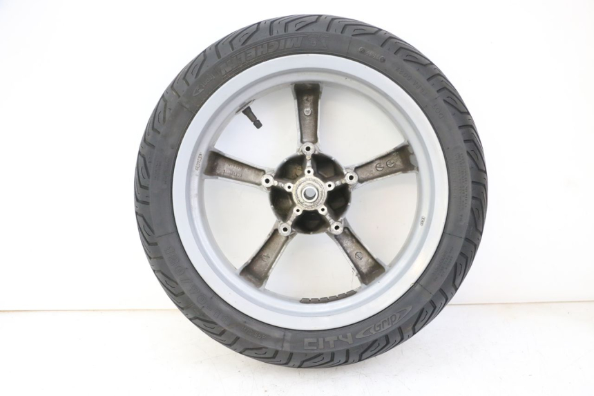 photo de VORDERRADFELGE UND REIFEN PEUGEOT SATELIS 125 (2013 - 2018) - Details der Befestigungspunkte