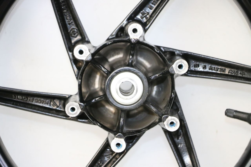 photo de VORDERRADFELGE UND REIFEN PIAGGIO NRG POWER PUREJET 50 (2018 - 2021) - Hochauflösende Nahaufnahme