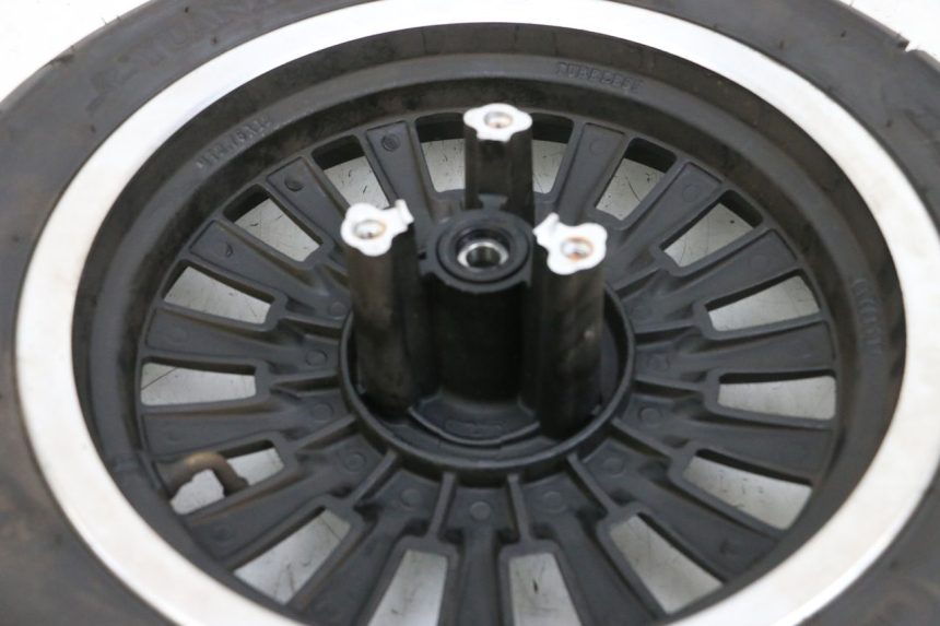 photo de VORDERRADFELGE UND REIFEN EFUN PUSA 1 - Technische Nahaufnahme