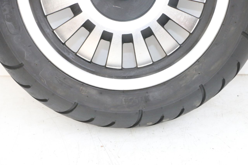 photo de VORDERRADFELGE UND REIFEN EFUN PUSA 1 - Details der Befestigungspunkte