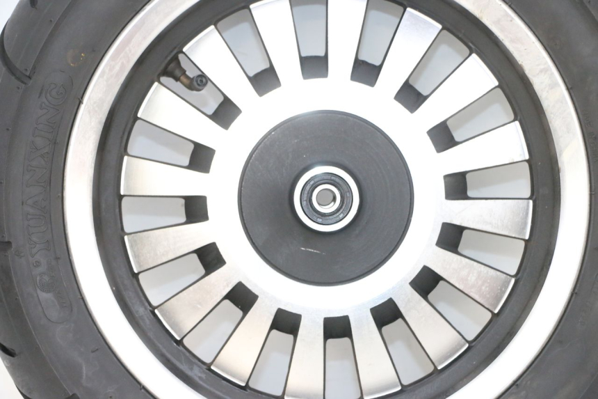 photo de VORDERRADFELGE UND REIFEN EFUN PUSA 1 - Oberflächenzustand und Material