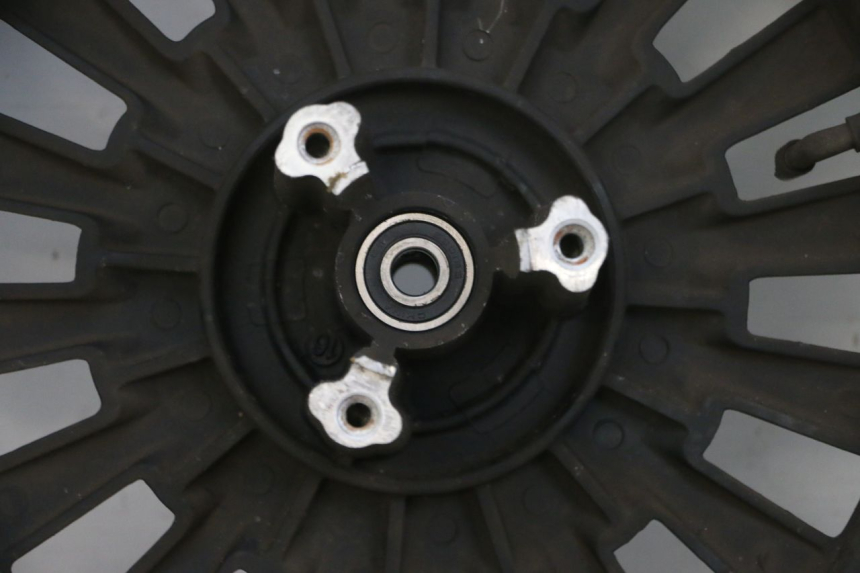 photo de VORDERRADFELGE UND REIFEN EFUN PUSA 1 - Hochauflösende Nahaufnahme