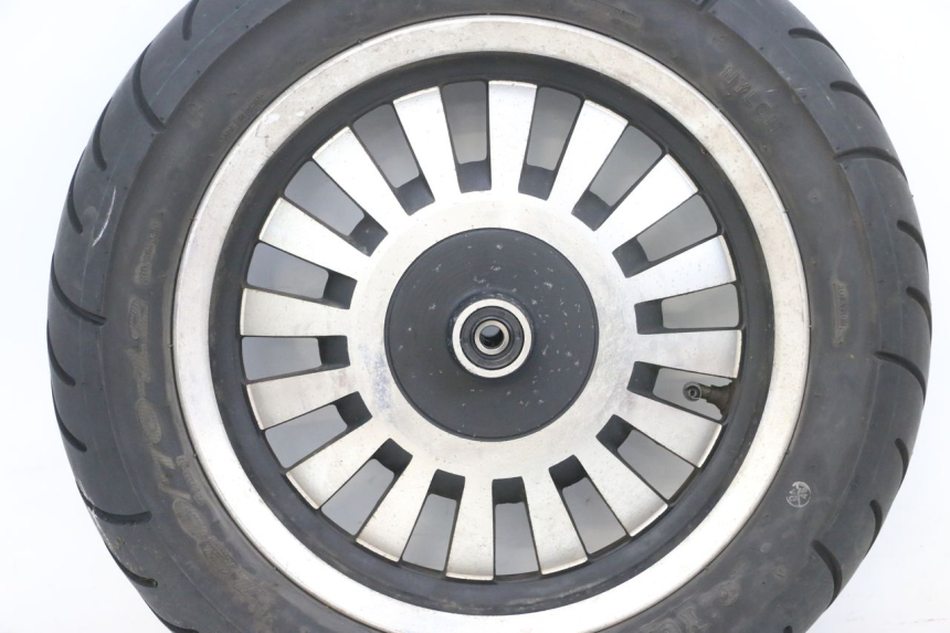 photo de VORDERRADFELGE UND REIFEN EFUN PUSA 1 - Fokus auf die Struktur