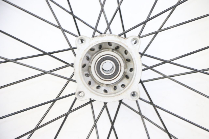 photo de VORDERRADFELGE UND REIFEN APOLLO RFZ 125 - Fokus auf die Struktur