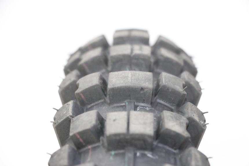 photo de VORDERRADFELGE UND REIFEN APOLLO RFZ 150 - Hochauflösende Nahaufnahme