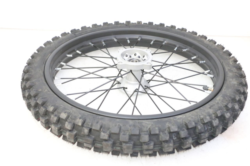 photo de VORDERRADFELGE UND REIFEN APOLLO RFZ 125 - Alternative Perspektive