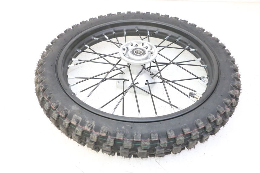 photo de VORDERRADFELGE UND REIFEN APOLLO RFZ 125 - Technische Nahaufnahme