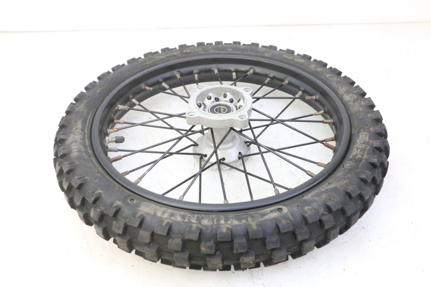 photo de VORDERRADFELGE UND REIFEN APOLLO RFZ 125 - Technische Nahaufnahme