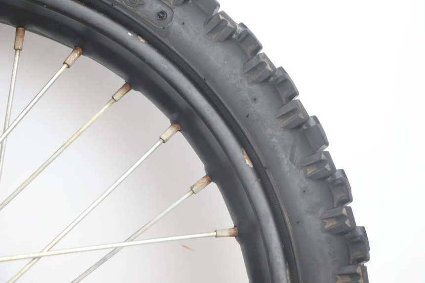 photo de VORDERRADFELGE UND REIFEN APOLLO RFZ 125 - Zoom auf Komponenten