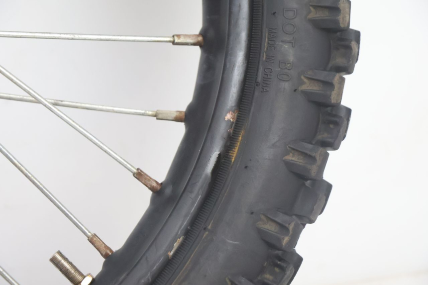 photo de VORDERRADFELGE UND REIFEN APOLLO RFZ 125 - Hochauflösende Nahaufnahme