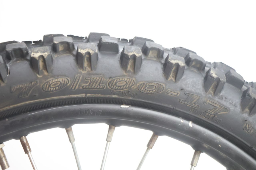 photo de VORDERRADFELGE UND REIFEN APOLLO RFZ 125 - Fokus auf die Struktur