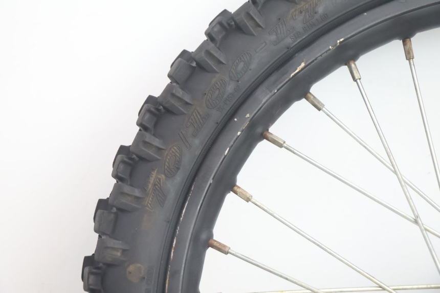 photo de VORDERRADFELGE UND REIFEN APOLLO RFZ 125 - Zoom auf Gebrauchszustand