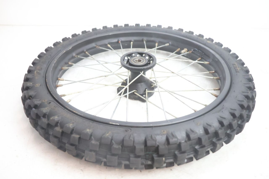 photo de VORDERRADFELGE UND REIFEN APOLLO RFZ 125 - Details der Befestigungspunkte