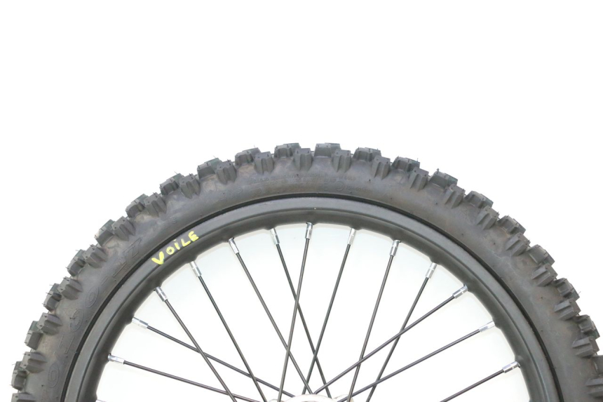 photo de VORDERRADFELGE UND REIFEN APOLLO RFZ 150 - Fokus auf die Struktur