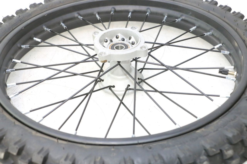 photo de VORDERRADFELGE UND REIFEN APOLLO RFZ 150 - Technische Nahaufnahme