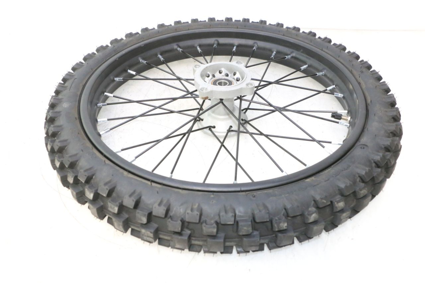 photo de VORDERRADFELGE UND REIFEN APOLLO RFZ 150 - Details der Befestigungspunkte