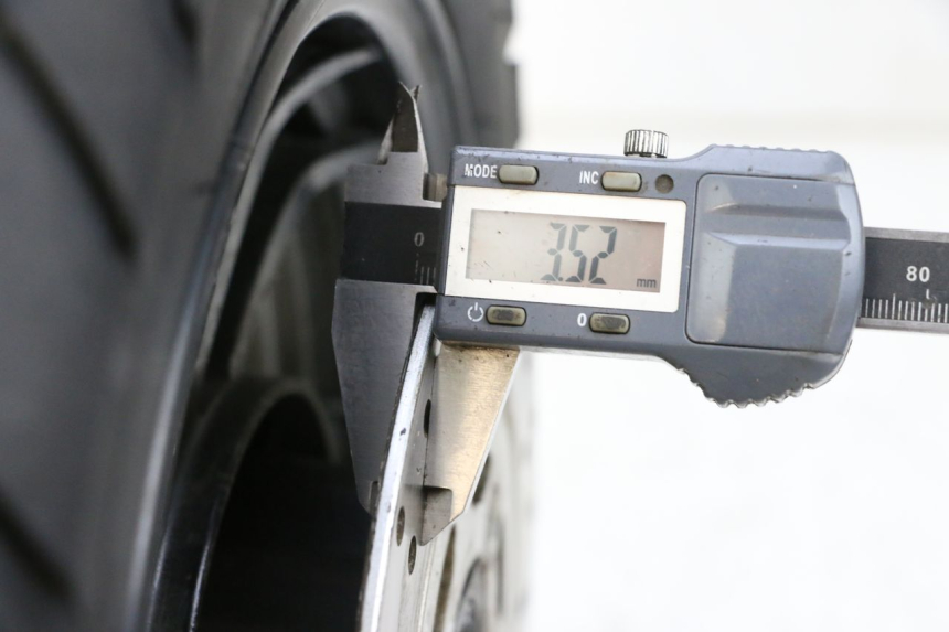 photo de VORDERRADFELGE UND REIFEN JM MOTORS SANTANA 50 (2014 - 2023) - Zoom auf Gebrauchszustand