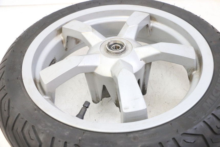 photo de VORDERRADFELGE UND REIFEN PEUGEOT SATELIS 125 (2013 - 2018) - Technische Nahaufnahme