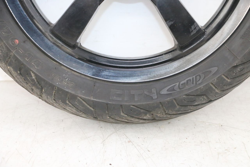 photo de VORDERRADFELGE UND REIFEN PEUGEOT SATELIS 125 (2013 - 2018) - Hochauflösende Nahaufnahme