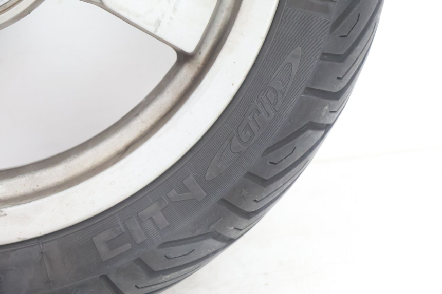 photo de VORDERRADFELGE UND REIFEN PEUGEOT SATELIS 125 (2006 - 2009) - Hochauflösende Nahaufnahme