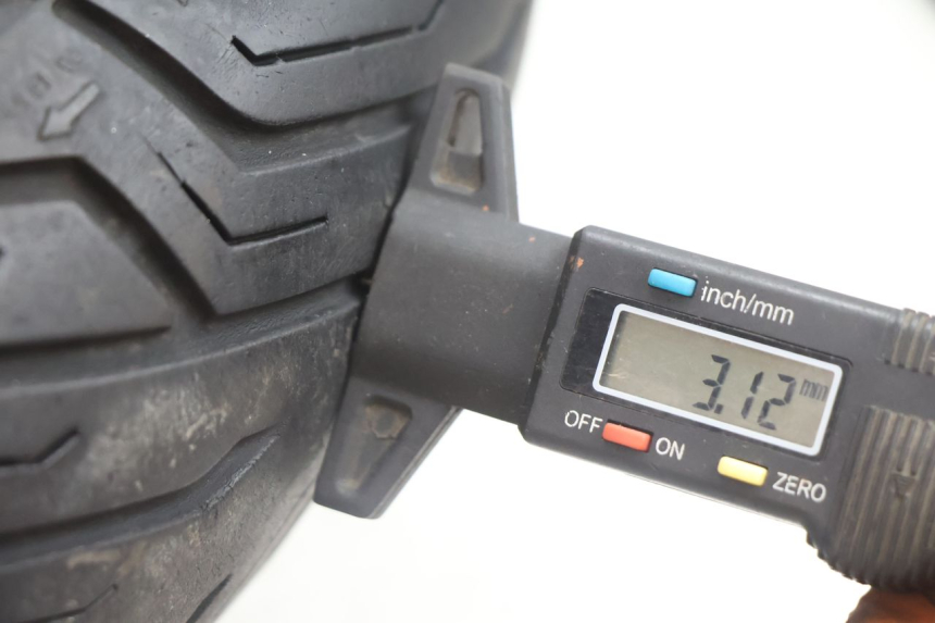 photo de VORDERRADFELGE UND REIFEN PEUGEOT SATELIS 125 (2006 - 2009) - Fokus auf die Struktur