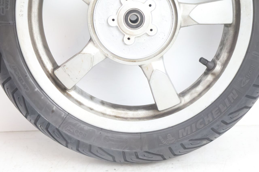 photo de VORDERRADFELGE UND REIFEN PEUGEOT SATELIS 125 (2006 - 2009) - Zoom auf Gebrauchszustand
