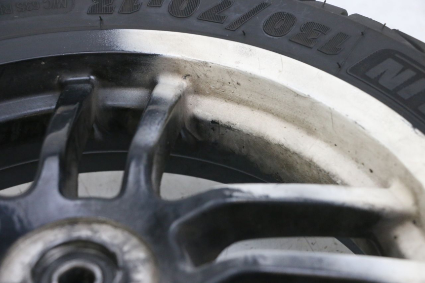 photo de VORDERRADFELGE UND REIFEN PEUGEOT SPEEDFIGHT 4 4T EFI 50 (2021 - 2025) - Details der Befestigungspunkte