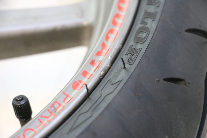 photo de VORDERRADFELGE UND REIFEN DUCATI SS IE DS CARENEE 1000 (2002 - 2006) - Detailansicht des Bauteils