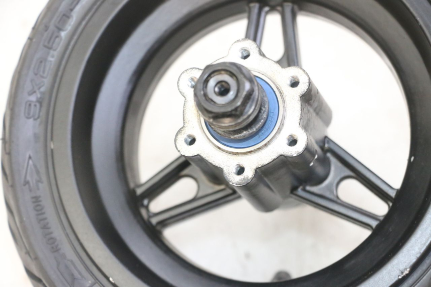 photo de VORDERRAD UND REIFEN NAMI STELLAR 1 - Oberflächenzustand und Material