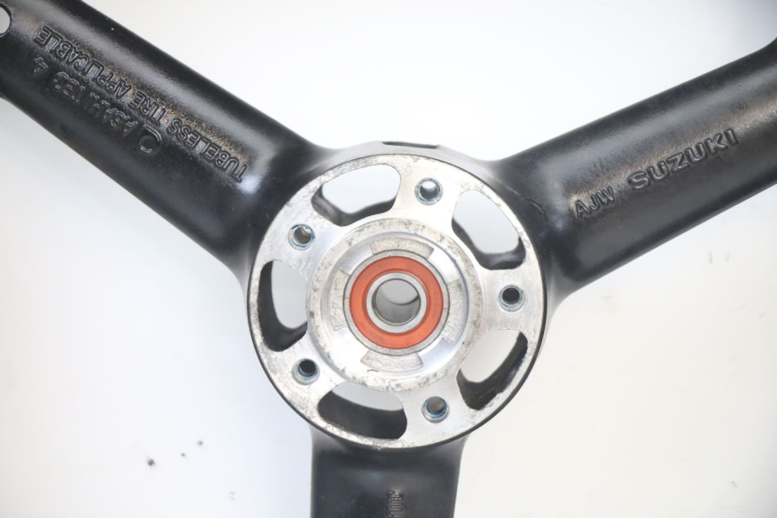 photo de VORDERRADFELGE UND REIFEN SUZUKI GSF S BANDIT 600 (2000 - 2004) - Technische Nahaufnahme