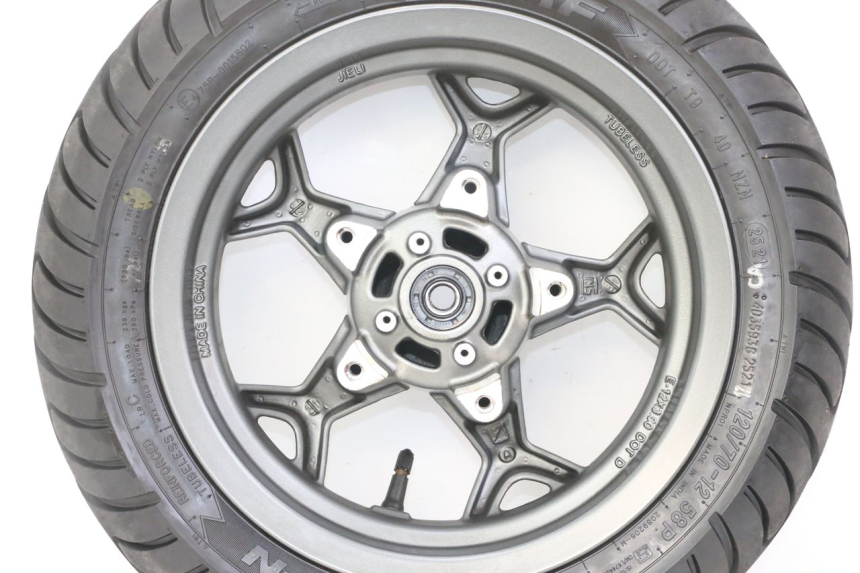 photo de VORDERRADFELGE UND REIFEN APRILIA SXR 50 (2021 - 2023) - Kennzeichnungen und Originalreferenzen