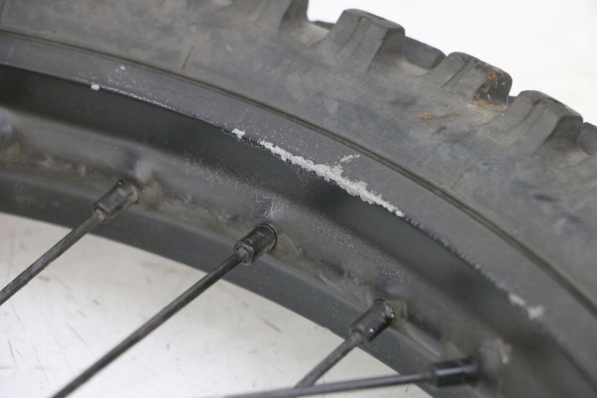 photo de VORDERRADFELGE UND REIFEN YAMAHA TTR 125 (2000 - 2020) - Technische Nahaufnahme