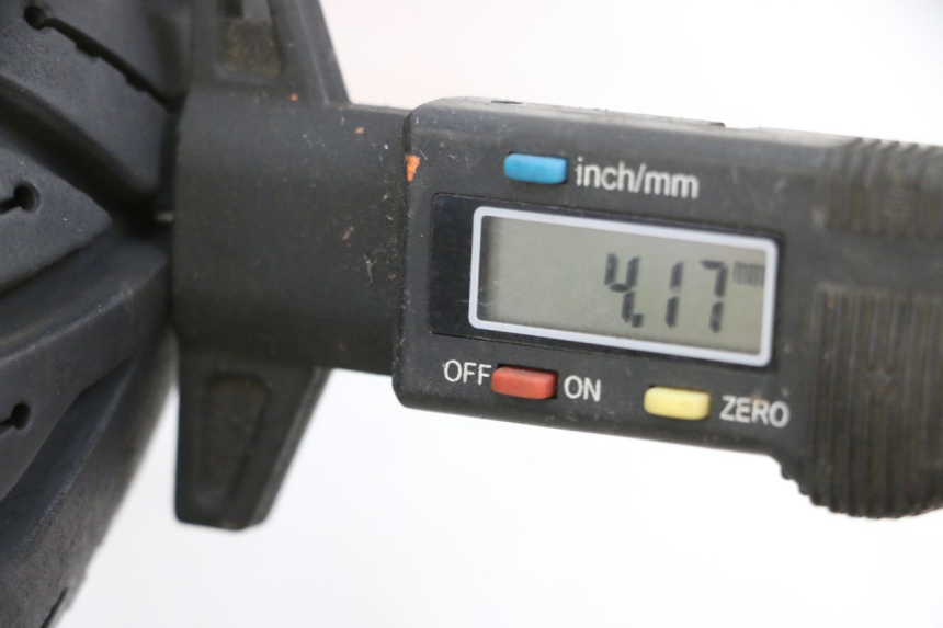 photo de VORDERRADFELGE UND REIFEN PEUGEOT TWEET PRO EFI 4T 50 (2021 - 2022) - Zoom auf Gebrauchszustand