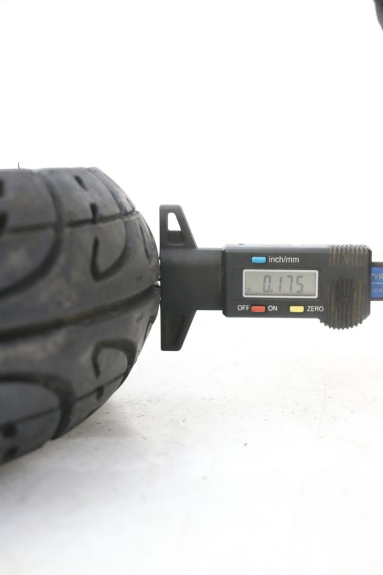 photo de VORDERRADFELGE UND REIFEN PEUGEOT V-CLIC VCLIC 50 (2007 - 2013) - Details der Befestigungspunkte