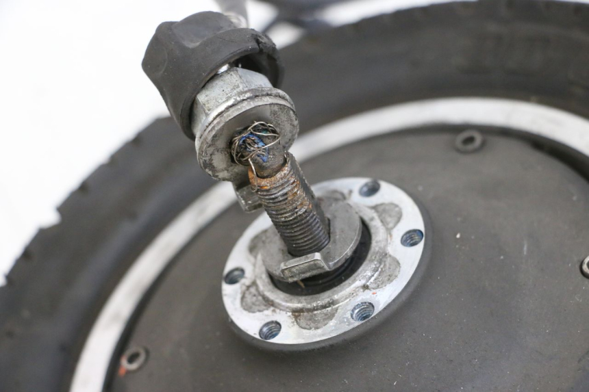 photo de VORDERRAD UND REIFEN DUALTRON VICTOR LIMITED 1 - Detaillierte Sichtprüfung