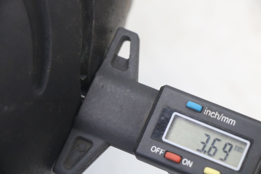 photo de VORDERRADFELGE UND REIFEN PEUGEOT VIVACITY NEW 2T 50 (2008 - 2017) - Hochauflösende Nahaufnahme